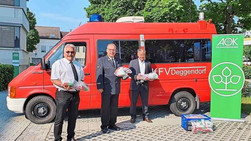 Kreisverbandsvorsitzender Konrad Seis (v. l.), Kreisbrandrat Alois Schraufstetter und Direktor Jürgen Beck von der AOK-Direktion Bayerwald-Deggendorf freuen sich über die gemeinsame Kooperation.