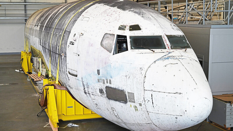 Die Lufthansa-Maschine "Landshut" steht, von Gurten gesichert, aktuell im Bodensee-Airport in einem Hangar des Dornier-Museums.
