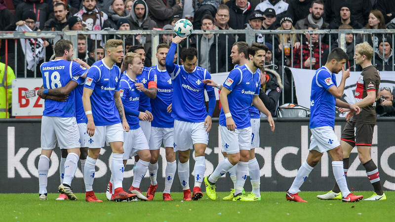 Aufatmen für Darmstadt: Die Spieler feiern den Treffer zu 0:1