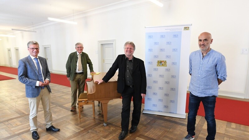 Bernd Sibler mit Thomas Goppel (Bayerischer Musikrat), Bernd Schweinar (Verband für Popkultur) und Axel Ballreich (Verband Livekomm, von li.) im Ministerium.