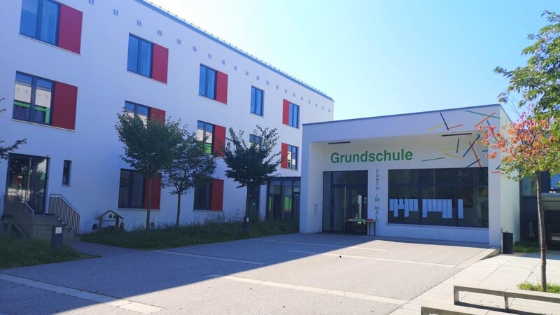 Am Schulzentrum am Aloys-Fischer-Platz mit Grund- und Mittelschule werden insgesamt 518 Schüler unterrichtet.