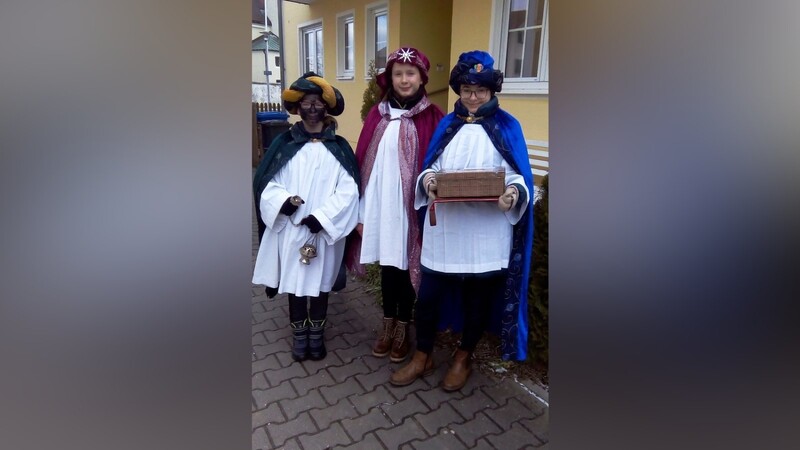Laura, Stefanie und Lena Sagstetter (v.l.) - drei Königinnen, die ihre Süßigkeiten spenden.
