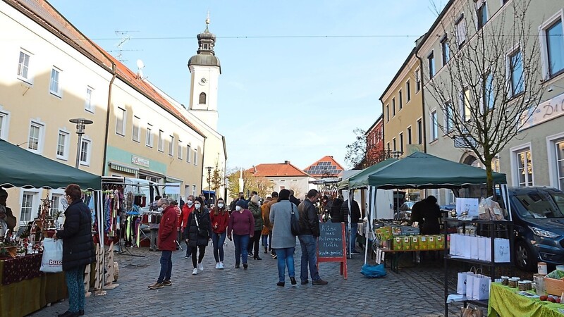 Bei bestem Herbstwetter flanierten die Besucher über den Marktplatz.