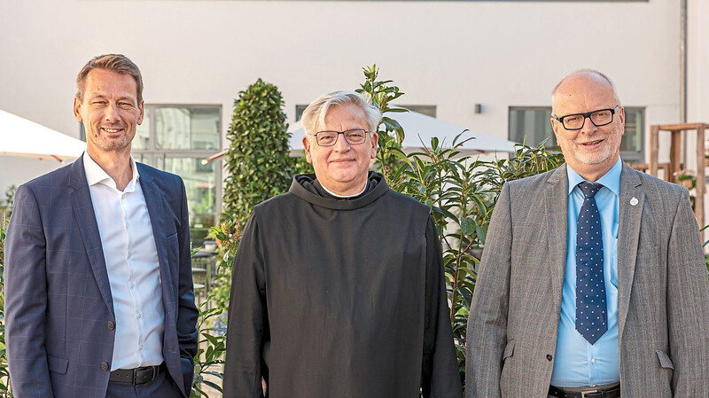Provinzial Frater Rudolf Knopp (Mitte) mit den Geschäftsführern Christian Kuhl (l.) und Hans Emmert