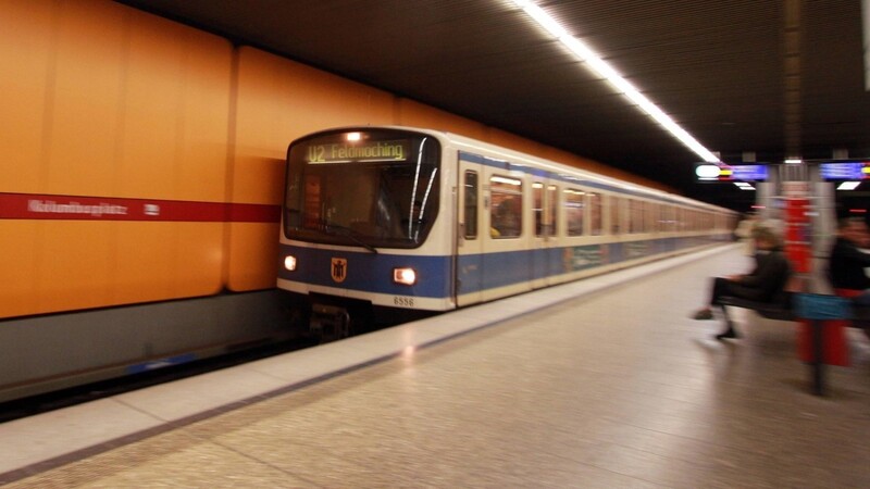 Eine Einfahrende U-Bahn am Kolumbusplatz. Die Mannheim-Anhänger warteten hier auf ankommende Löwen-Fans.