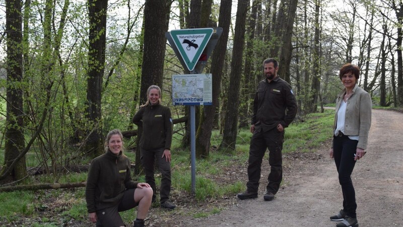 Petra Meindl, Sachgebietsleiterin Tourismus und Naturparke (rechts) freut sich über das Engagement der drei neuen Ranger für den Naturpark Oberer Bayerischer Wald.