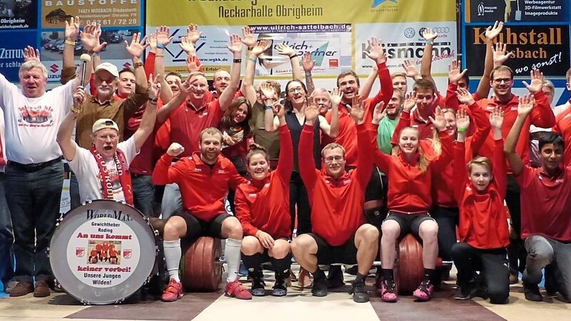 Heber und Fans glücklich nach dem Mannschaftsrekord und erstmals über 800 Punkten in der Obrigheim-Arena.