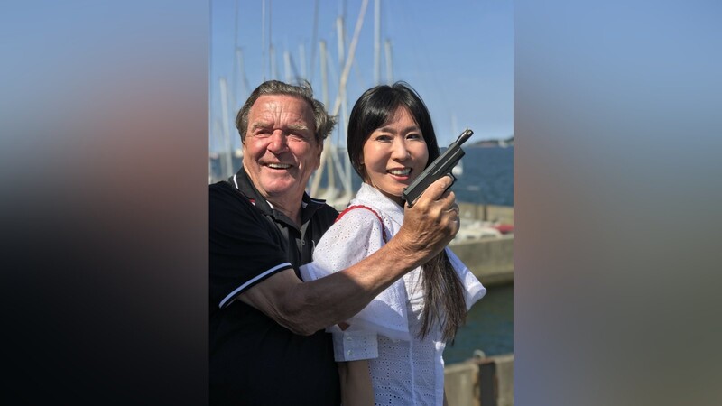 Mit solch bizarren Fotos wie diesem aus dem Jahr 2019 zusammen mit seiner Ehefrau So-yeon Schröder-Kim ruiniert Gerhard Schröder sein Ansehen, kommentiert unser Autor.