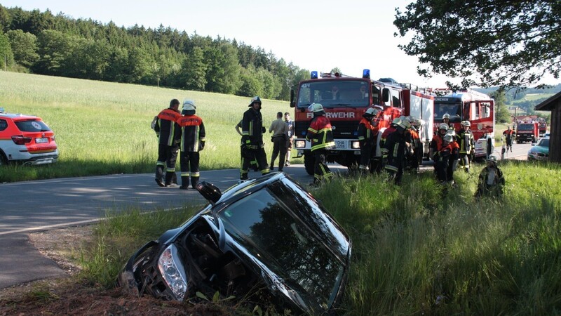 Im Graben gelandet: Bei einem Unfall heute zwischen Geigant und Machtesberg wurde ein 71-jähriger Mann schwer verletzt. An seinem Auto entstand Totalschaden.