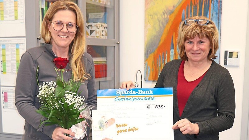 Ute Höltzel (rechts) überreichte die Spende an Dr. Stephanie Franke, die Leiterin der Selbsthilfegruppe Kinderkrebs im Landkreis Cham.