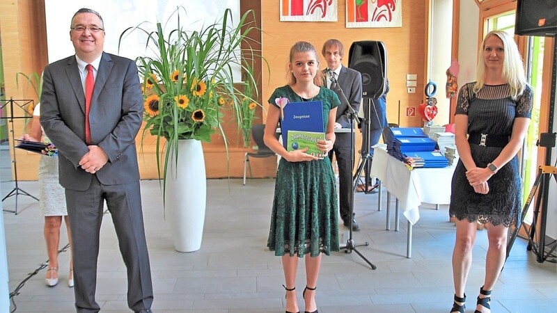 Laura Hamburger aus der Klasse 10 b erreichte die Traumnote 1,0. Ihr gratulierten Realschuldirektor Michael Graf und ihre Klassenlehrerin Anna Wanner.