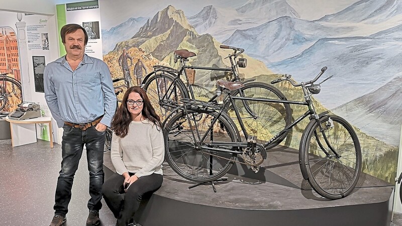 Hans Hruschka, hier mit Sandra Münch, erzählte aus Sicht des Fördervereins als Betreiber vom durchwachsenen vergangenen Jahr des Fahrradmuseums in Arnschwang.