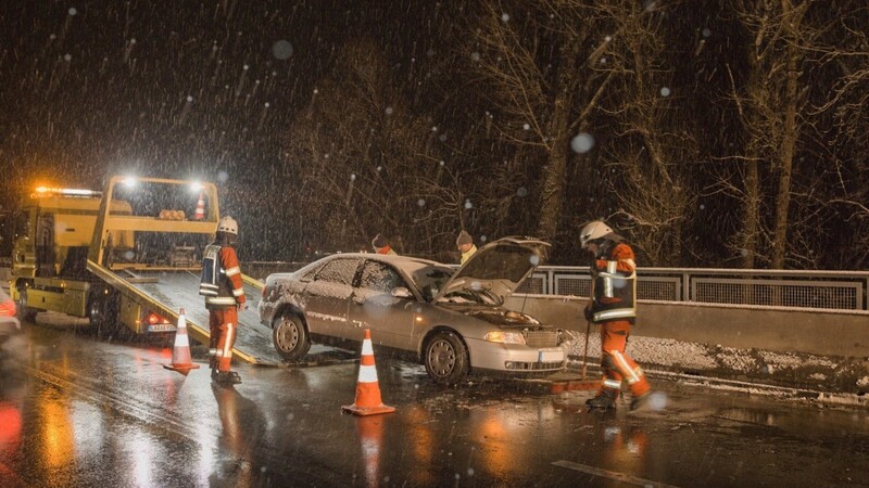 Beide Autos mussten nach dem Unfall abgeschleppt werden - die Polizei schätzt den entstandenen Sachschaden auf etwa 3.000 Euro.