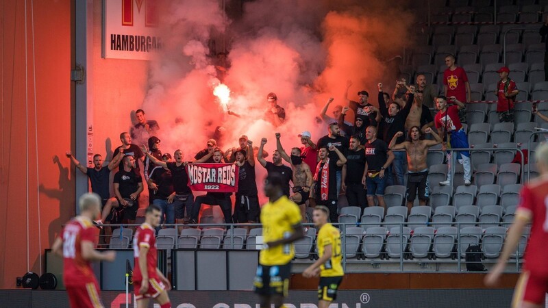 Fans von Velez Mostar zünden im August im Spiel gegen Elfsborg Pyrotechnik. Laut Polizeiangaben haben Anhänger des Vereins am Dienstagabend das Auto eines Schiedsrichters angezündet.