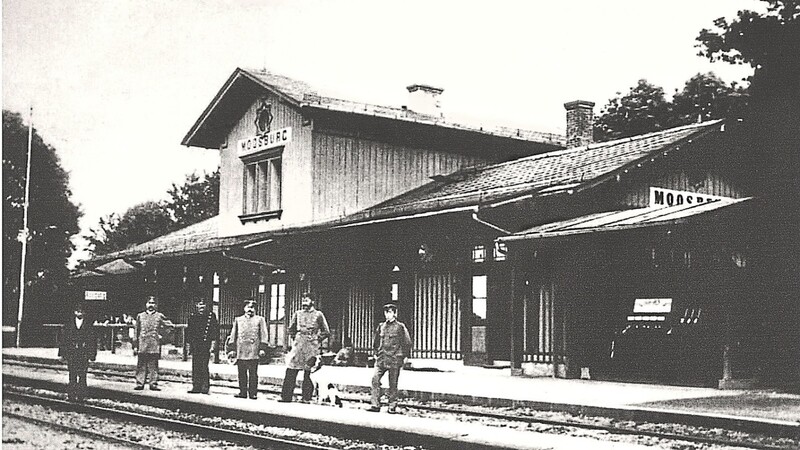 Der damals noch hölzerne Moosburger Bahnhof um 1900 - diese Aufnahme ist eine der ältesten Darstellungen des Moosburger Bahnhofs.