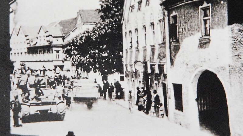 Amerikanische Panzer hielten am 29. April 1945 am Stachus. Rechts zu sehen der Hotel-Gasthof Dallmaier.