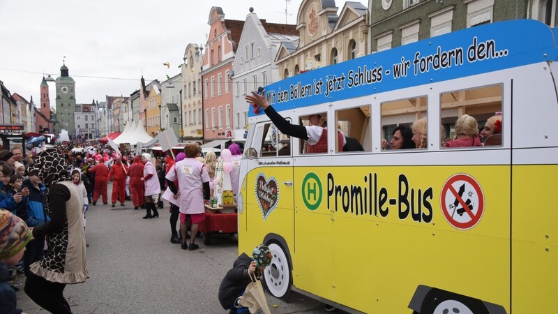 Beim Faschingszug im Februar wurde unter anderem die Rückkehr des von der Stadt abgeschafften Promille-Busses im Rahmen des Vilsbiburger Volksfestes gefordert. Insgesamt bereicherten viele Fußgruppen und viele lokale Themen den Unsinnigen Donnerstag.