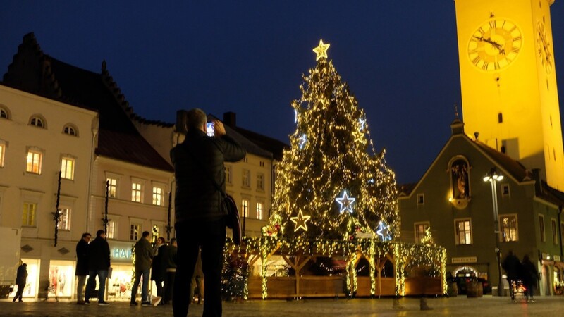 Mehr Atmosphäre für den Ludwigsplatz mit Lichtern, Selfies und Essen "auf der Hand" soll #Advent in Straubing ermöglichen.