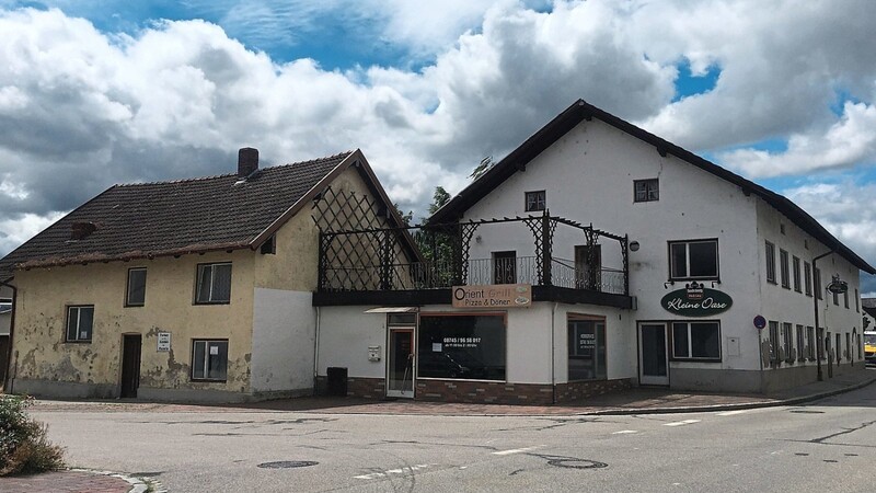 Das ehemalige Gasthaus Obermeier soll abgerissen und durch ein Doppelhaus mit Anbau und Garagen ersetzt werden.