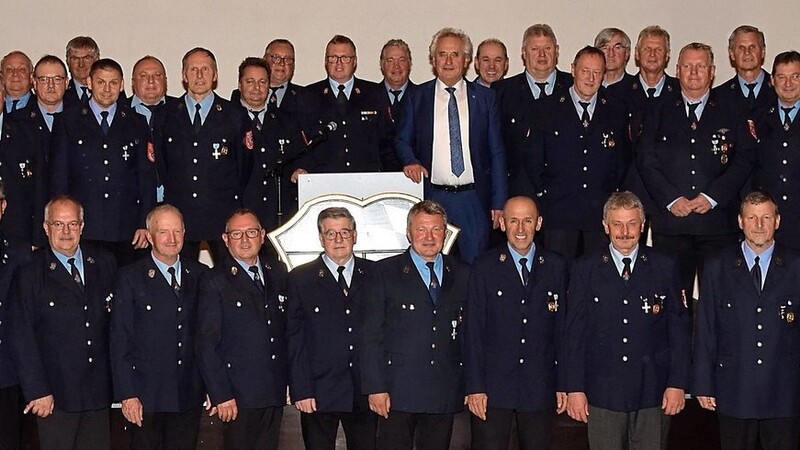 Das Ehrenzeichen in Gold erhalten 45 Feuerwehrleute - sie leisten seit 40 Jahren aktiven Dienst.