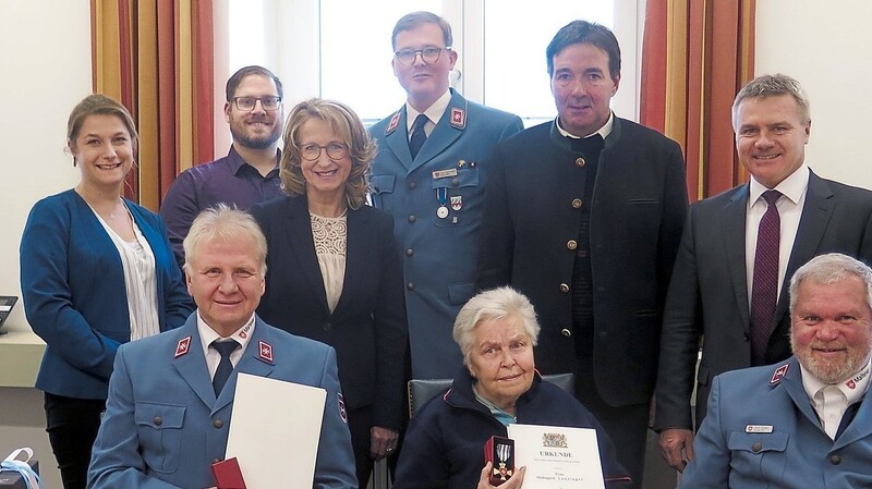 Rainer Murr und Hildegard Lanzinger (vorne von links) wurden mit dem Malteser-Ehrenzeichen für 40 Jahre Dienstzeit ausgezeichnet.
