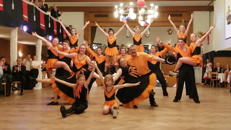 Die Tanz-Formation des Vilstaler Tanzclubs tritt gerne während der Ballsaison im Festsaal der Brauhausstuben auf.