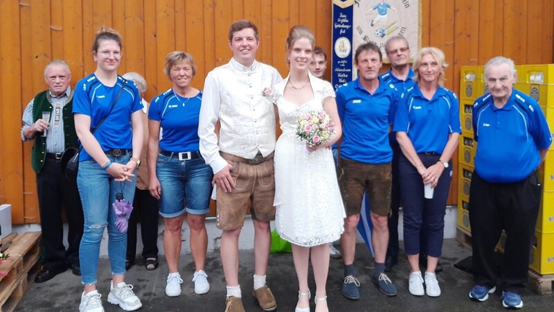 Eine Delegation des SV Rittsteig gratulierte dem jungen Paar zum Ehebund.