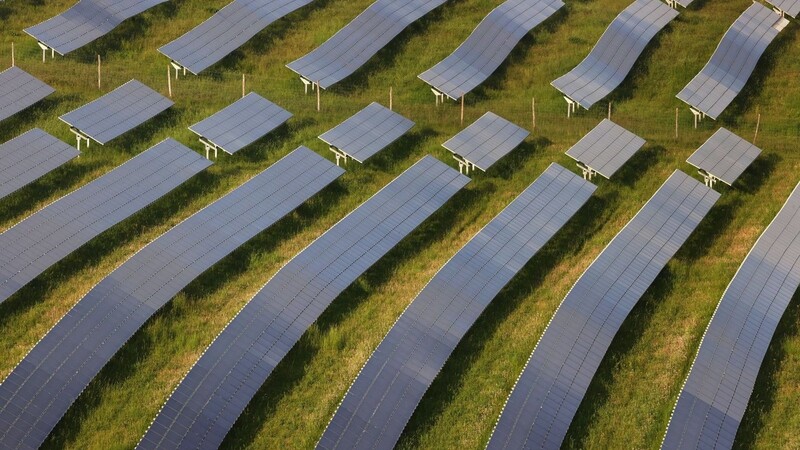 Solarzellen des Solarparks Moos stehen im Abendlicht.