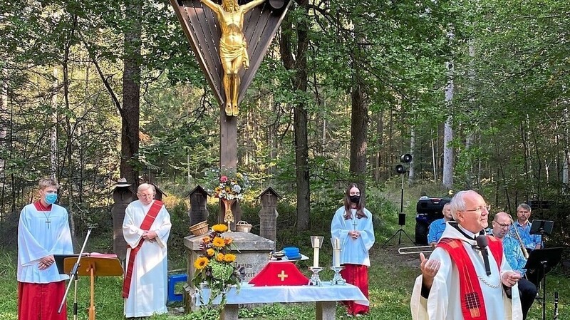 Auch im vergangenen Jahr fand bei schönem Wetter eine festliche Messe im Spätsommer in der Waldlichtung beim Goldenen Kreuz im Pitterer Wald zwischen Neuhausen und Buchberg statt.