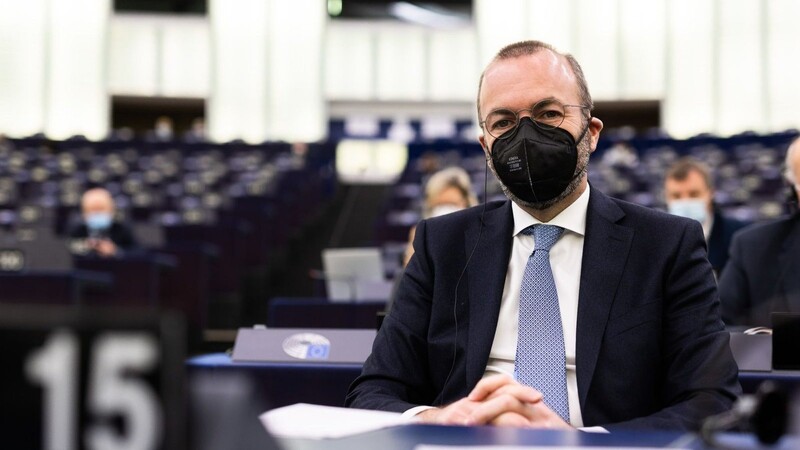 Manfred Weber, Mitglied der Fraktion EVP, sitzt in der Plenarsitzung des Europäischen Parlaments.