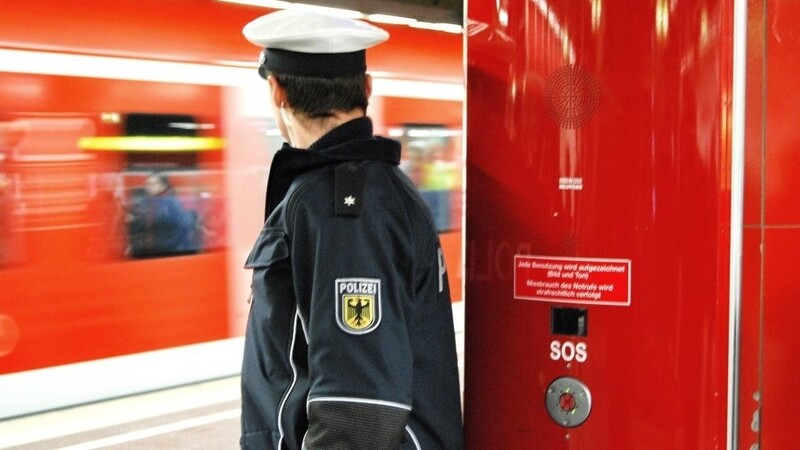 Ein Sonntagabend wurde ein Jugendlicher am Hauptbahnhof München im Regionalexpress nach Ingolstadt angegriffen, weil er Fan des SSV Jahn Regensburg ist. Die Bundespolizei sucht nach Zeugen. (Archivbild)