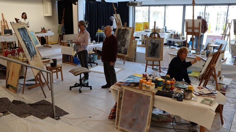 Der Veranstaltungssaal im Bürgerspital hat sich in ein Kunstatelier verwandelt, in der Mitte der Kunstprofessor Martin Seidemann.