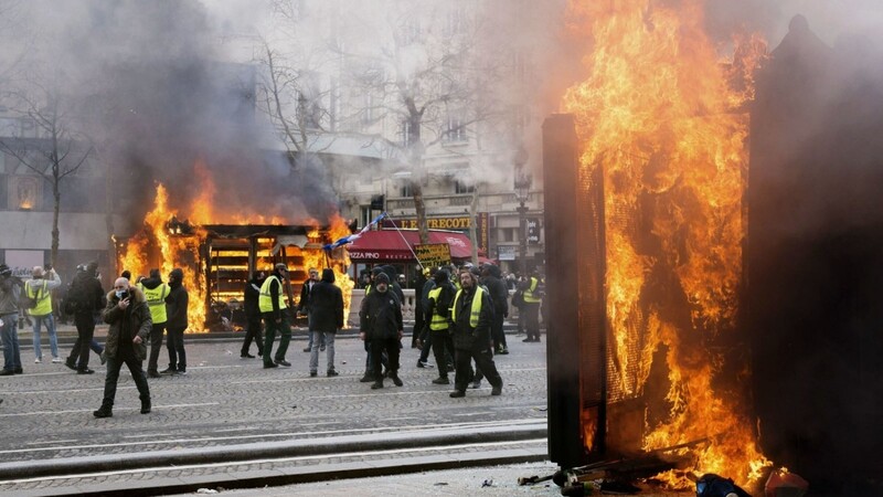 Bei den Protesten der Gelbwesten kam es am Samstag in Paris zu massiven Ausschreitungen.