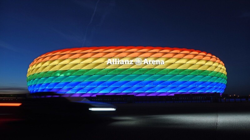 Die Allianz Arena wird hinsichtlich des EM-Spiels zwischen Deutschland und Ungarn nicht in Regenbogenfarben beleuchtet. Die UEFA hat das Zeichen für Vielfalt und selbstbestimmte Lebensformen sexueller Orientierung abgelehnt.