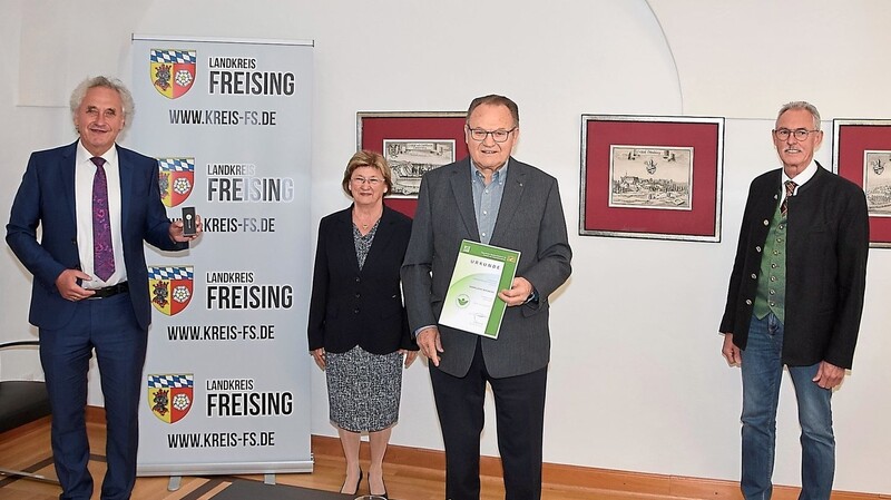 Josef Birgmeier (2. v. r.) freute sich mit seiner Frau Maria über die Auszeichnung mit dem "Grünen Engel", es gratulierten Landrat Helmut Petz ( l.) und Mauerns Bürgermeister Georg Krojer.