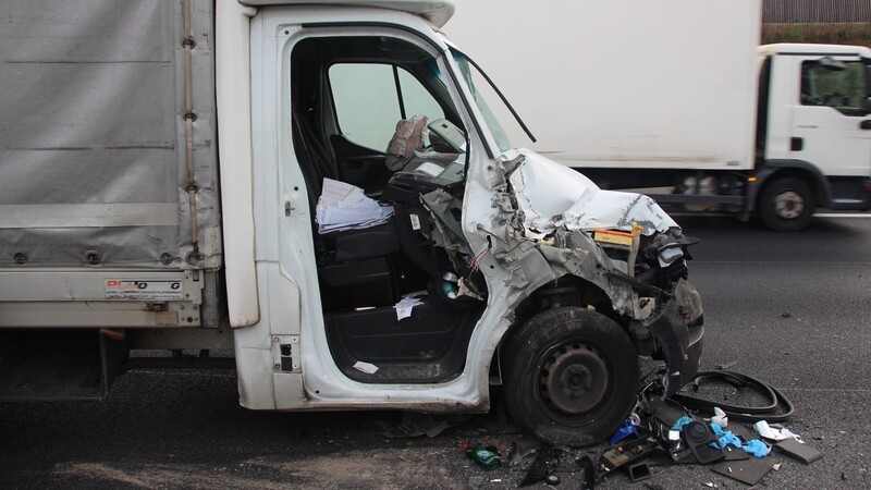 Schwerer Unfall am Montagnachmittag auf der Autobahn A3 bei Neutraubling im Landkreis Regensburg. Dabei krachte ein Kleintransporter in die Rückseite eines Sattelzuges.
