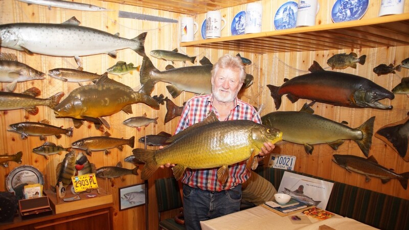 Der 79-jährige Josef Süß angelt mit Leidenschaft und präpariert seine Fische selbst.