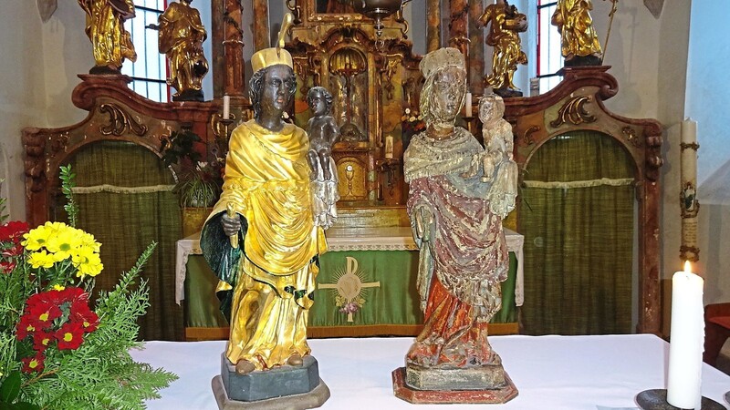 Ein Novum in der 600-jährigen Wallfahrtsgeschichte: das Original (rechts) und die Kopie des Gnadenbildes stehen zusammen auf dem Altar in der Pfarrkirche vom Loucim.