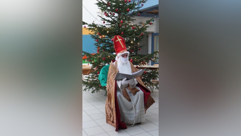 Der Nikolaus kam mit Mundnasenschutz in die weihnachtlich geschmückte Aula der Grundschule.