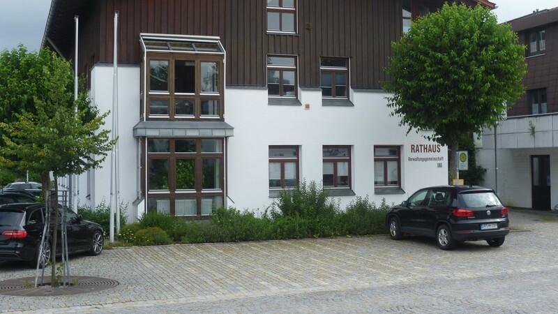 Das Hunderdorfer Rathaus ist Sitz der 1978 gegründeten Verwaltungsgemeinschaft, der auch Neukirchen und Windberg angehören.
