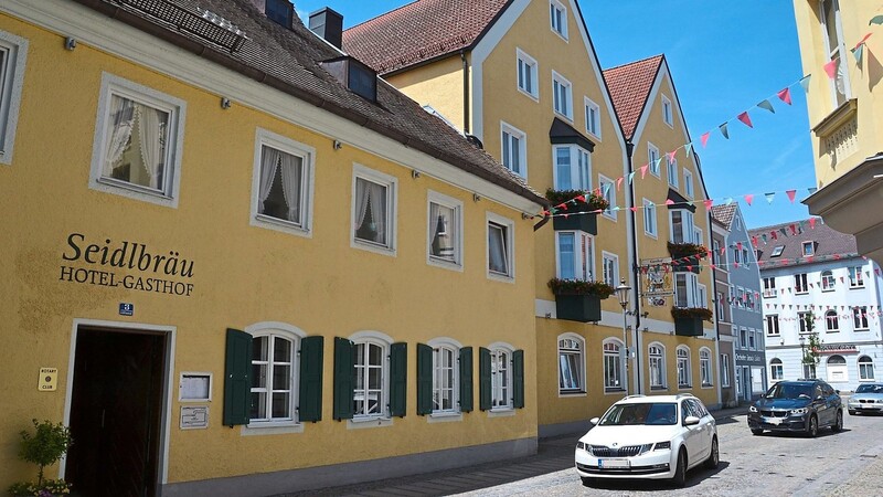 Auf dem Nebengebäude des Seidlbräu-Komplexes in der Liebfrauenstraße soll eine PV-Anlage installiert werden. Der Bauausschuss des Stadtrats erteilte hierzu jetzt das gemeindliche Einvernehmen.