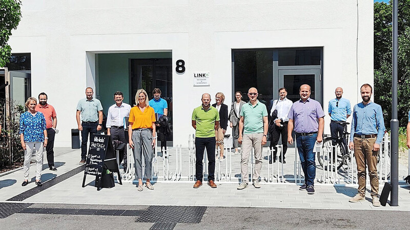 Die Vertreter der sieben Gemeinden mit dem Projektteam im Anschluss an den Workshop vor dem Landshuter Gründerzentrum LINK.