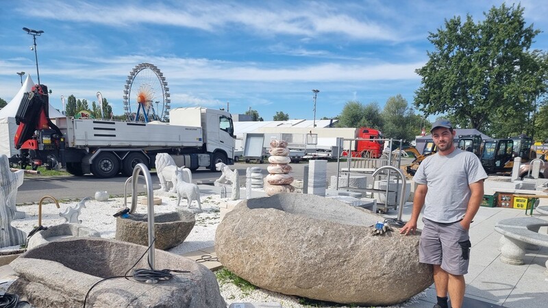 Márk Horváth neben dem fünf Tonnen schweren Wassertrog. Der Lastwagen im Hintergrund steht bereit, mit ihm werden Tröge und Figuren transportiert.