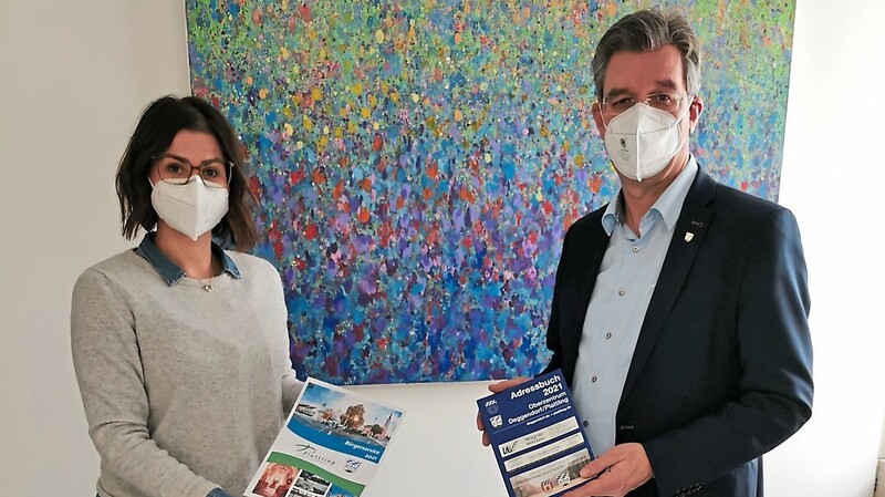 Kulturamtsleiterin Kathrin Tost und Bürgermeister Hans Schmalhofer präsentieren das neue Adressbuch.