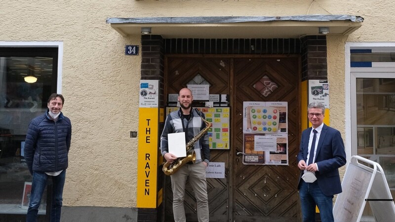 Kult(Ur)Wirt Fred Dick und Saxophonist Michael Binder freuen sich nicht nur über die finanzielle Unterstützung für Musiker und Kulturschaffende, sondern auch über die Wertschätzung von Kunstminister Bernd Sibler (v.l.)