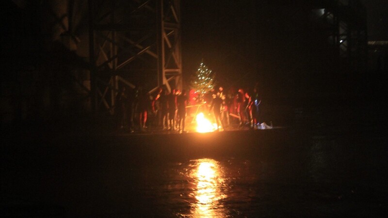 Der Weihnachtsbaum leuchtet auf der Plattform des zweiten Pfeilers. Viele Schaulustige verfolgten das Geschehen von der Steinernen Brücke aus.