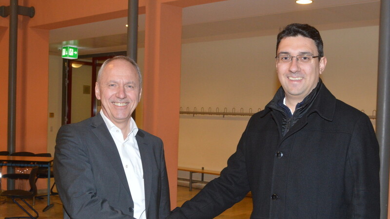 Freundlich gratulierte der Gegenkandidat der CSU, Daniel Klein (rechts), dem Wahlgewinner Josef Reff.