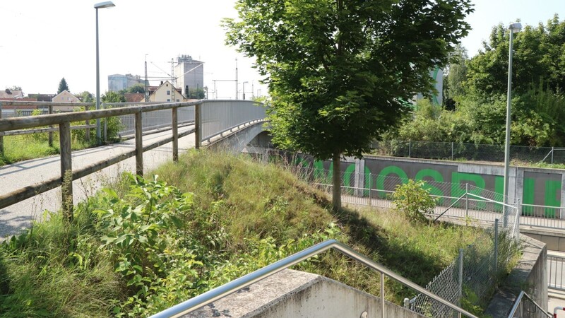 Die Fahrradbrücke über der Bahnunterführung kann während der Sperrung ausnahmsweise von Autofahrern als Einbahnstraße genutzt werden. Allerdings nur in Richtung stadtauswärts und nur für Fahrzeuge unter 3,5 Tonnen.