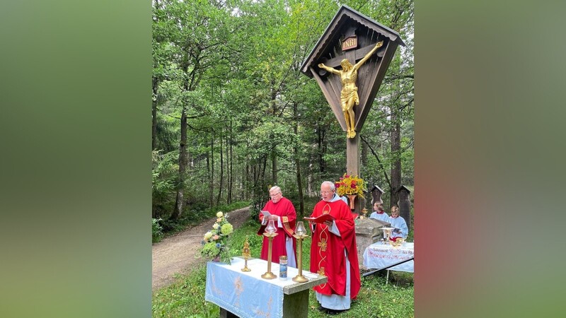 Pater Athanasius Berggold OSB (r.) und Diakon Karl-Heinz Seiler feierten gemeinsam den Gottesdienst am Goldenen Kreuz.