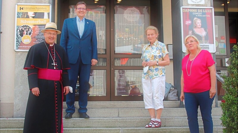 Bischof Dr. Rudolf Voderholzer (v. l. ), Landesobmann Steffen Hörtler, Dr. Sigrid Ullwer-Paul (Landesfrauenreferentin), Bayerische Landesbeauftragte Sylvia Stierstorfer.